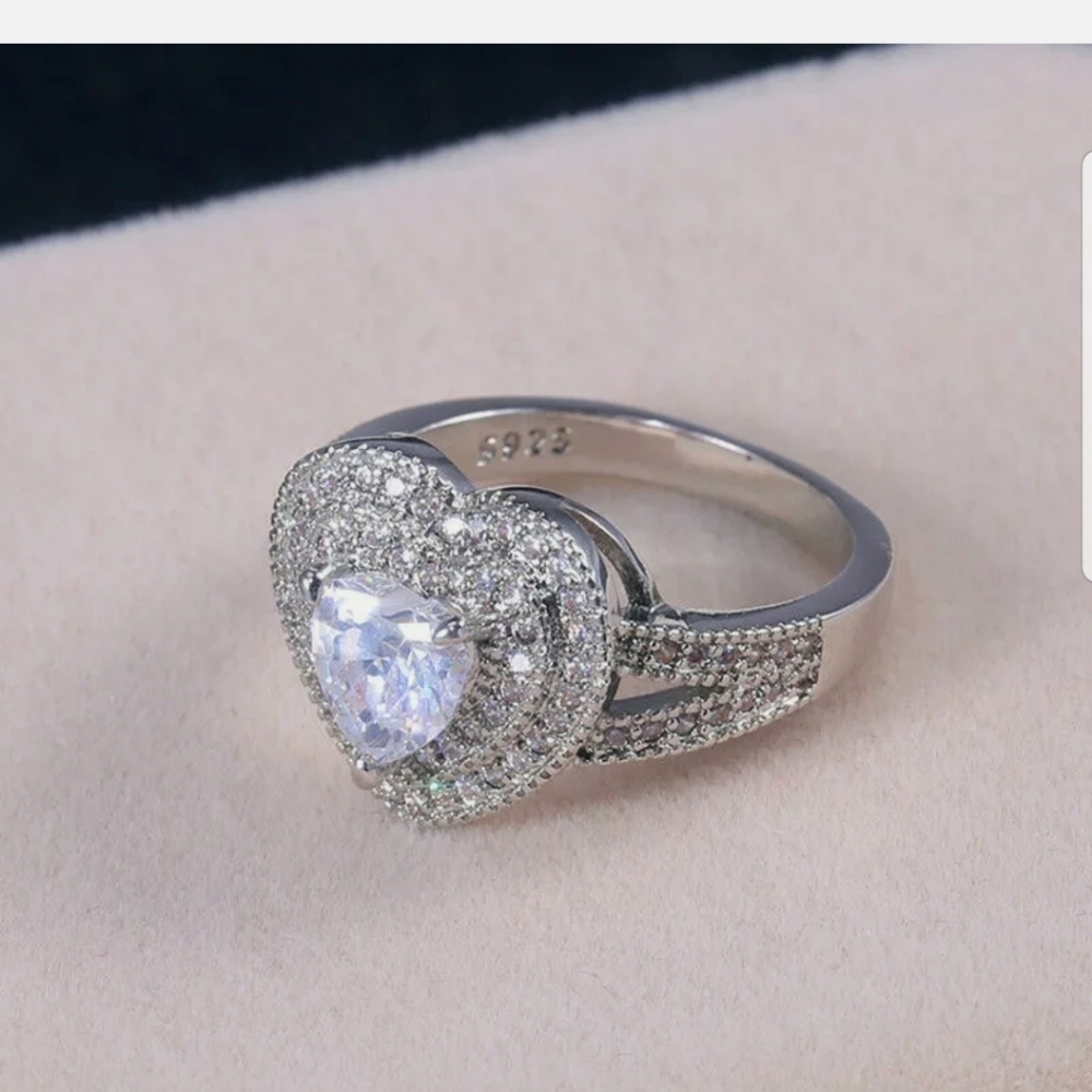 New gorgeous S925 stamped white sapphire ring - Picture 2 of 8